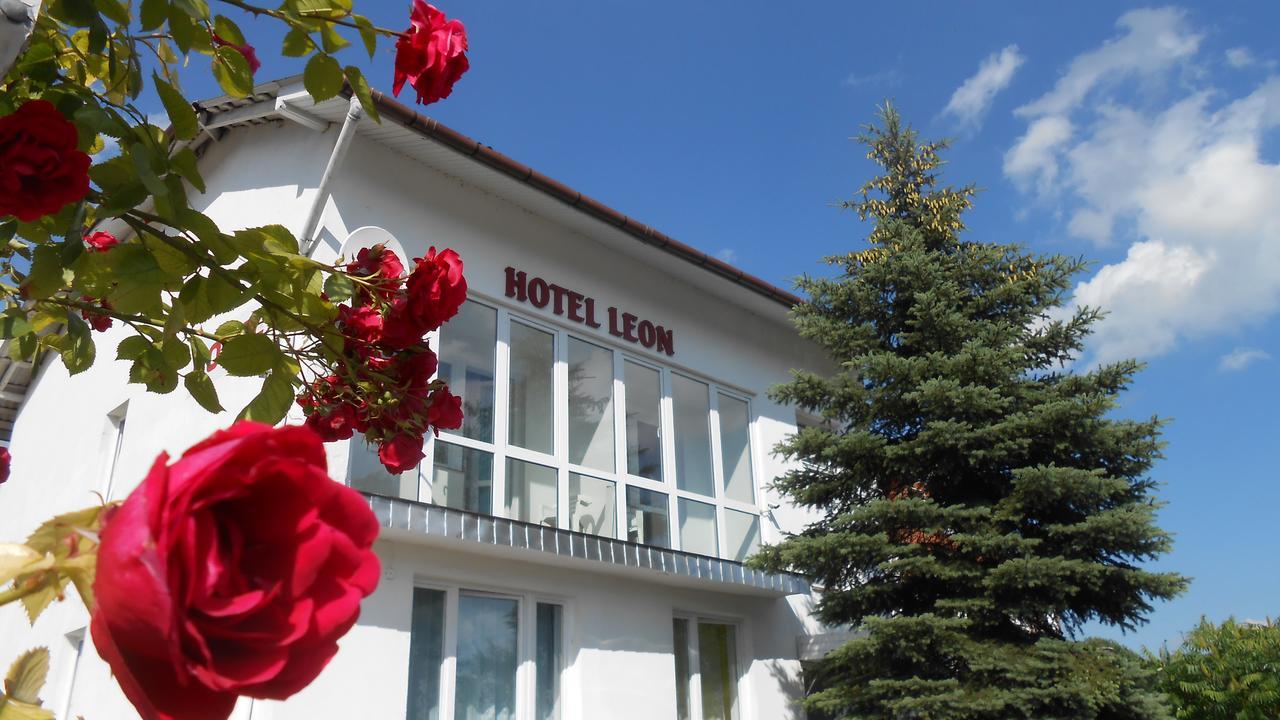 Hotel Leon Бяла-Подляска Экстерьер фото